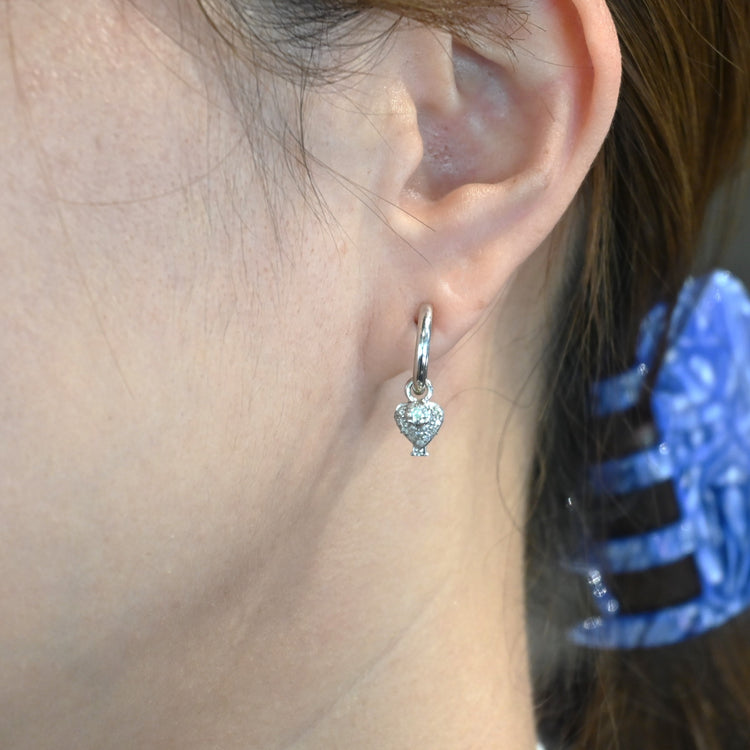 小さなチャームが可愛らしい イヤリング