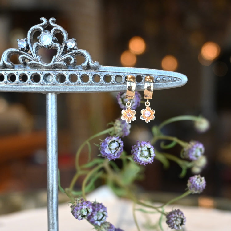 小さなピンクトルマリンが揺れる ピアス