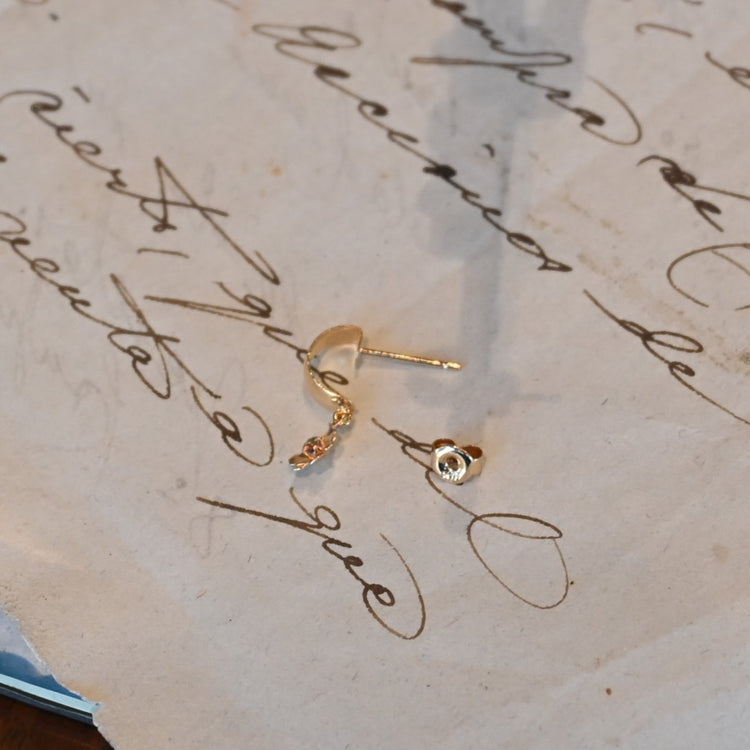 小さなピンクトルマリンが揺れる ピアス