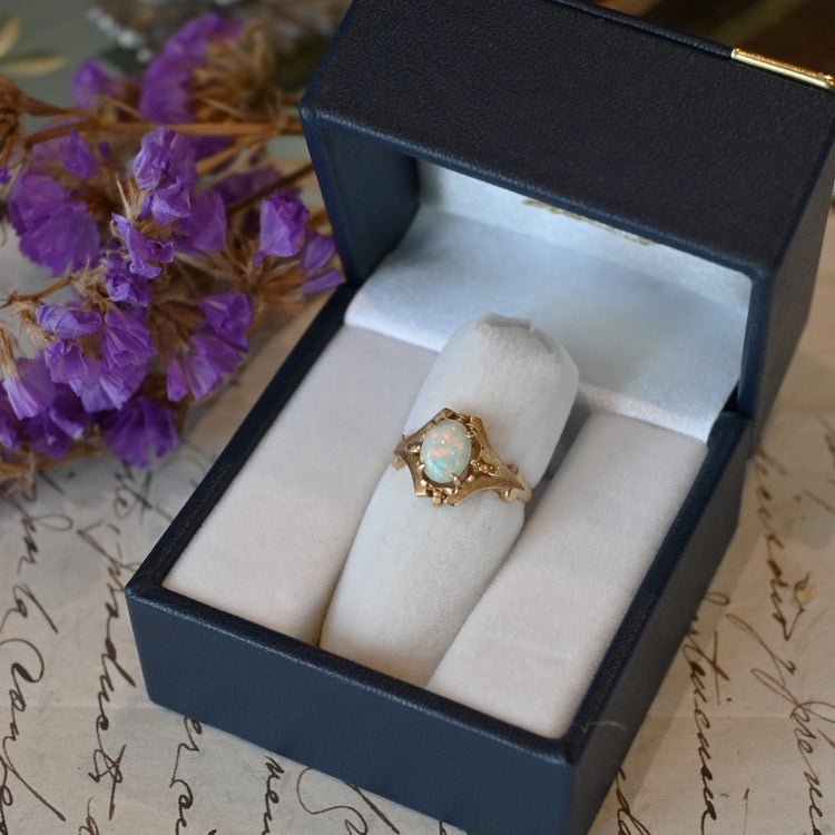 クラシカルなオパールデザインリング