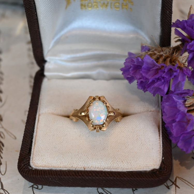 クラシカルなオパールデザインリング