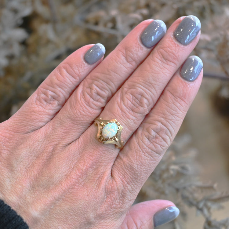クラシカルなオパールデザインリング