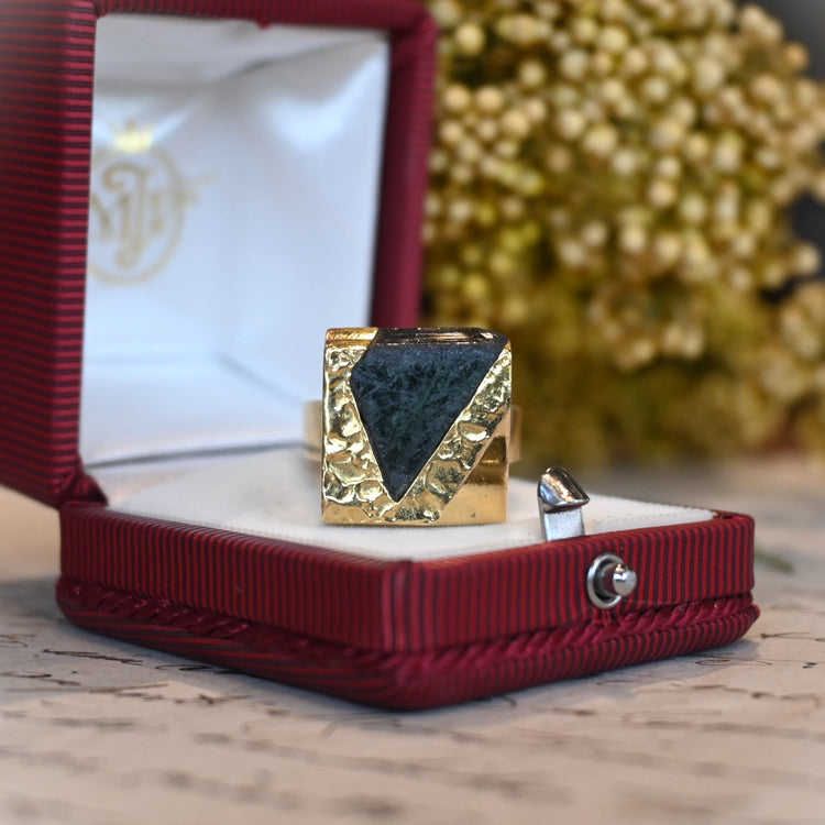 石に合わせてデザインされた オリジナルリング