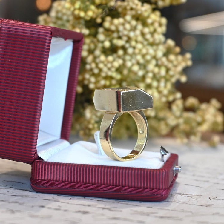 石に合わせてデザインされた オリジナルリング