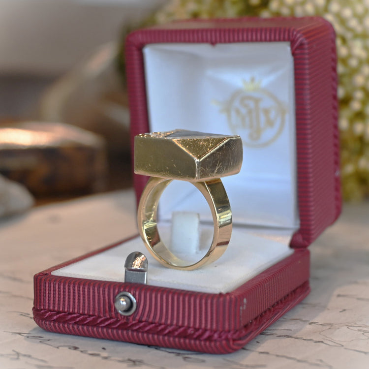 石に合わせてデザインされた オリジナルリング