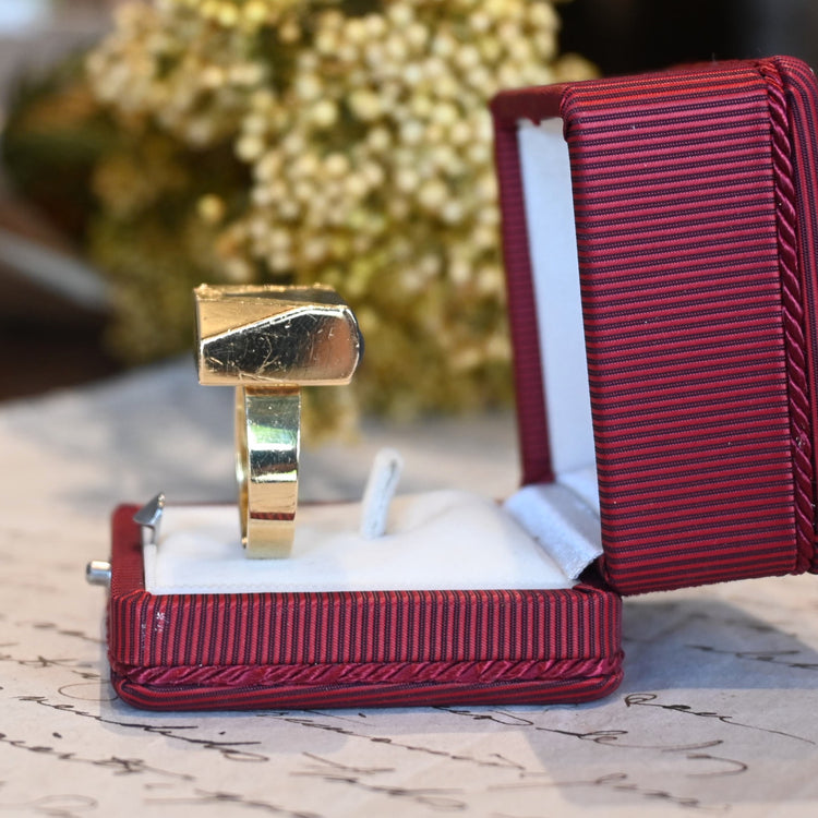 石に合わせてデザインされた オリジナルリング