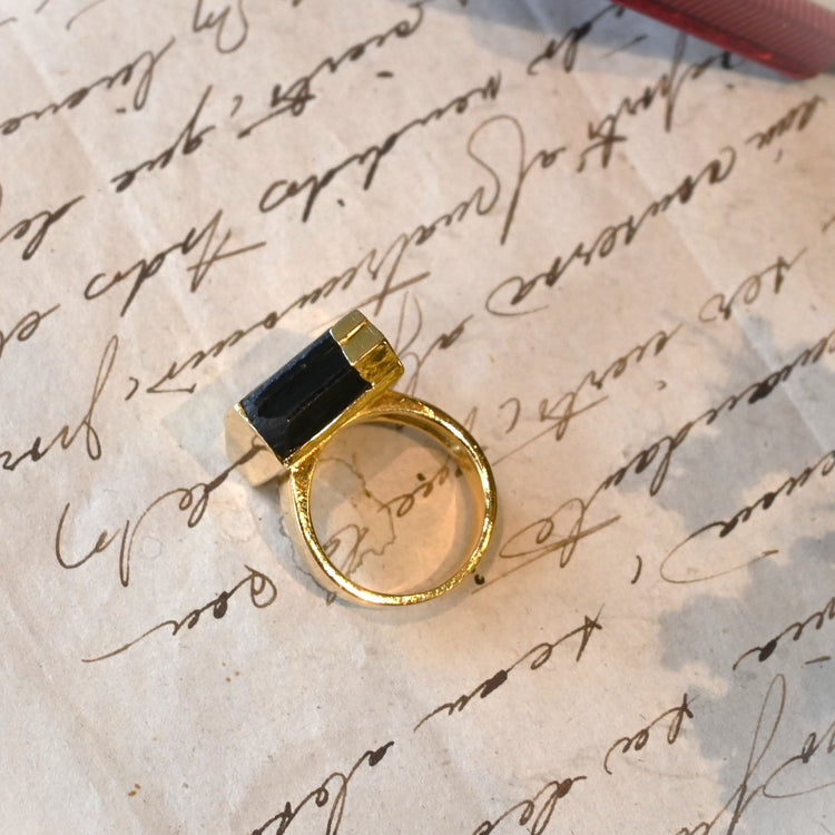 石に合わせてデザインされた オリジナルリング