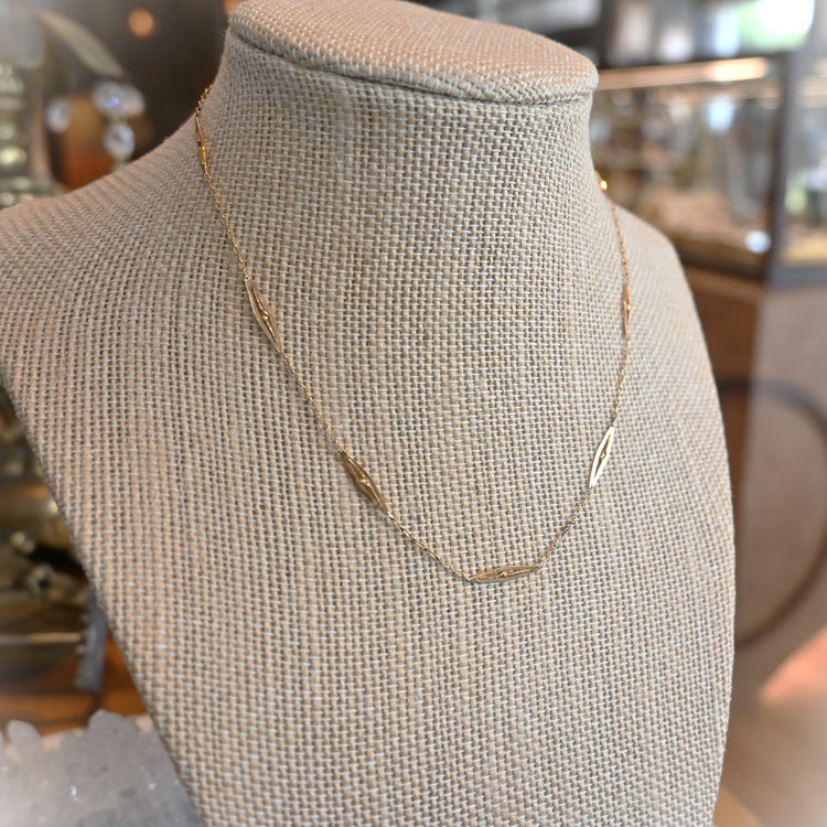 レトロなデザインネックレス