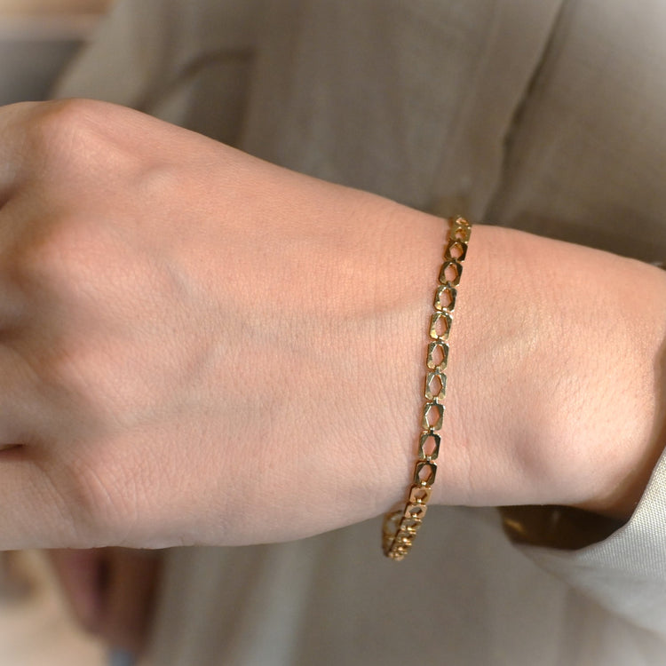 シンプルな ゴールドブレスレット