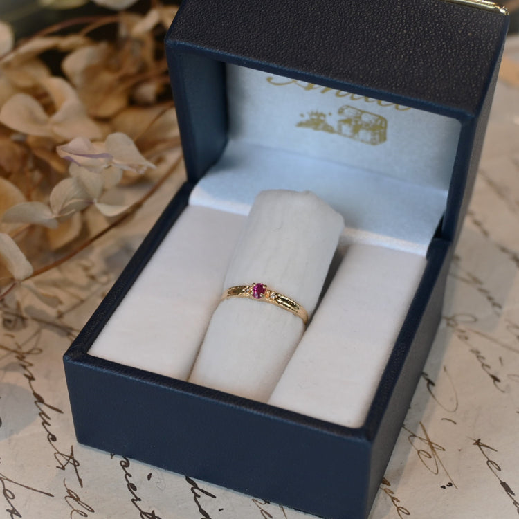 小さなルビーが可愛い デザインリング