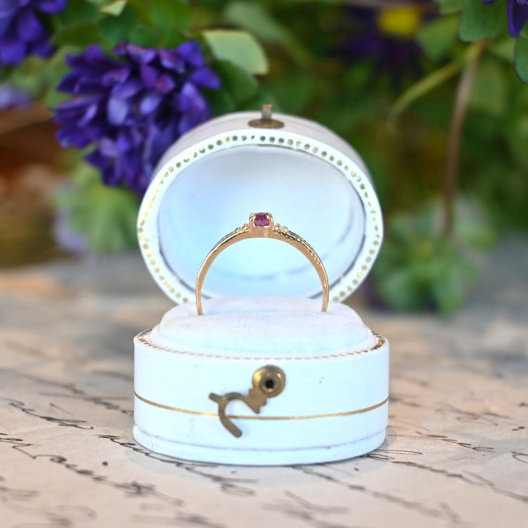 小さなルビーが可愛い デザインリング