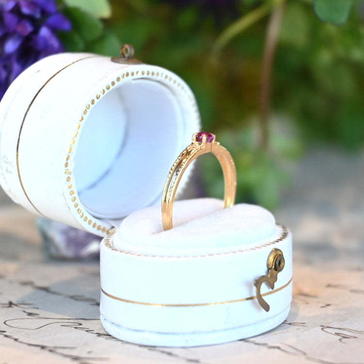 小さなルビーが可愛い デザインリング