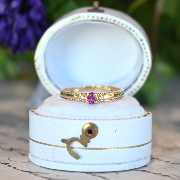 小さなルビーが可愛い デザインリング