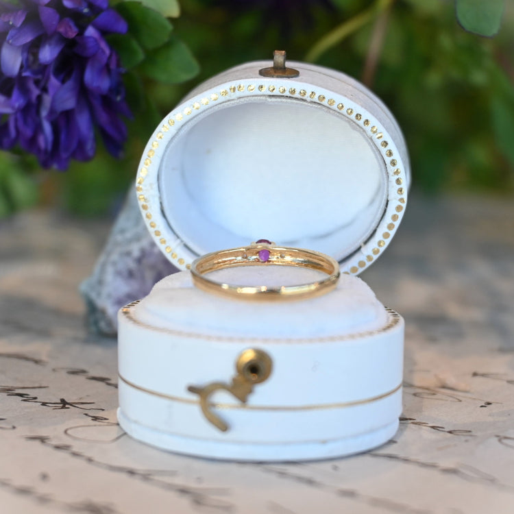 小さなルビーが可愛い デザインリング