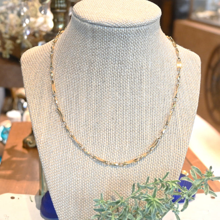 ユニークなデザインネックレス