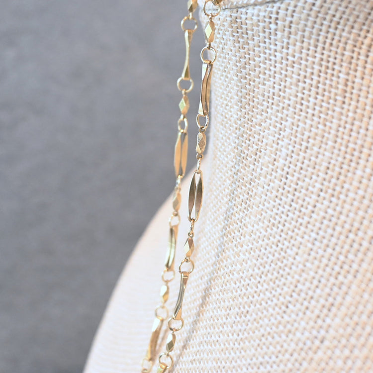 ユニークなデザインネックレス