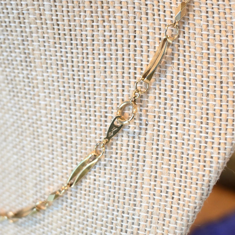 ユニークなデザインネックレス