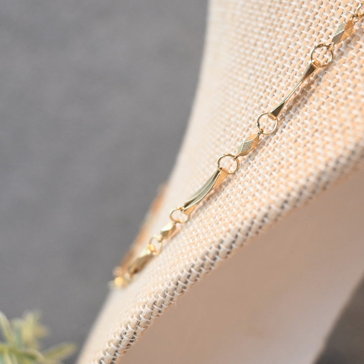 ユニークなデザインネックレス