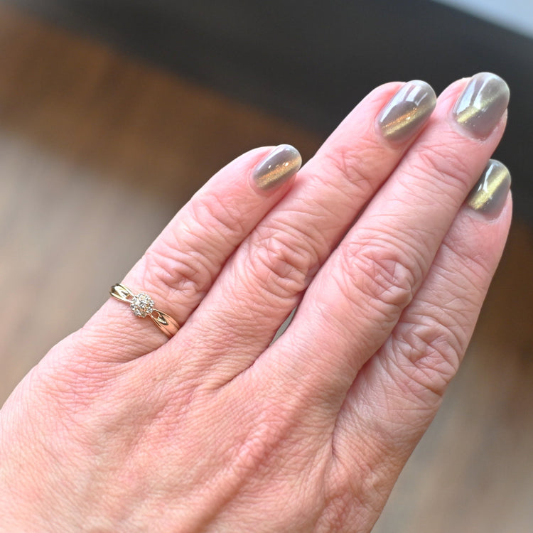 小さなきらめきが可愛らしいダイヤモンドリング