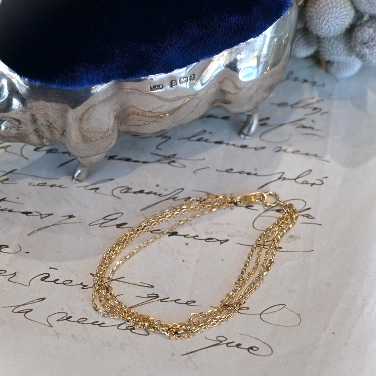 繊細な輝きが美しい 4連ブレスレット