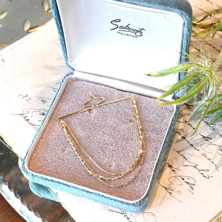 揺れるチェーンが可愛い 贅沢なネクタイチェーン