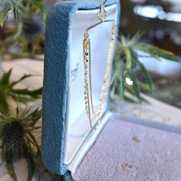 揺れるチェーンが可愛い 贅沢なネクタイチェーン