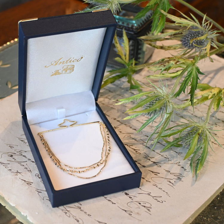 揺れるチェーンが可愛い 贅沢なネクタイチェーン