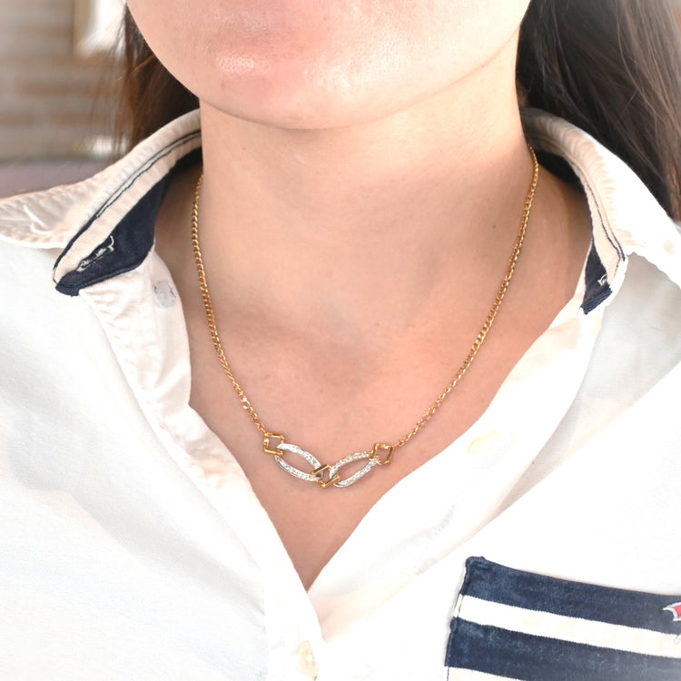 さりげなく輝くダイヤモンドが華やかなネックレス