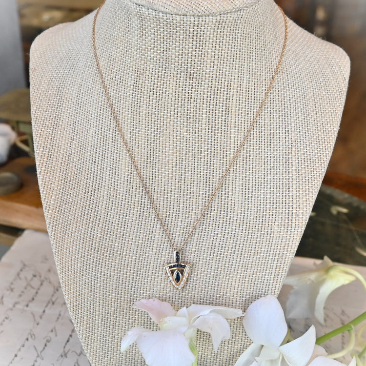 クールな輝きサファイアトップ付きネックレス