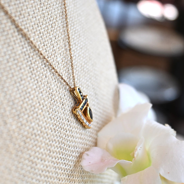 クールな輝きサファイアトップ付きネックレス