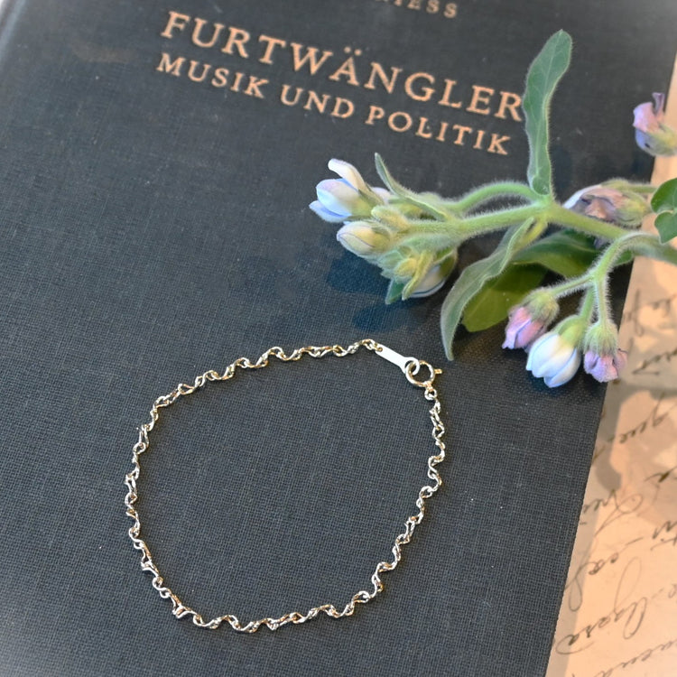 軽やかなデザイン ブレスレット