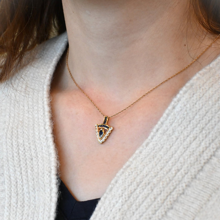 クールな輝きサファイアトップ付きネックレス