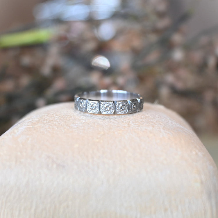 彫り細工の美しい プラチナリング