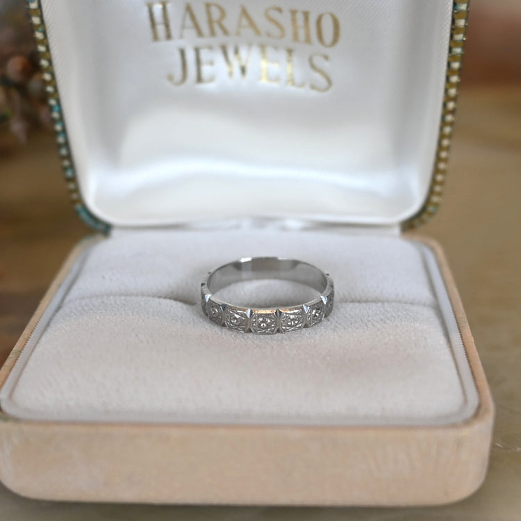 彫り細工の美しい プラチナリング