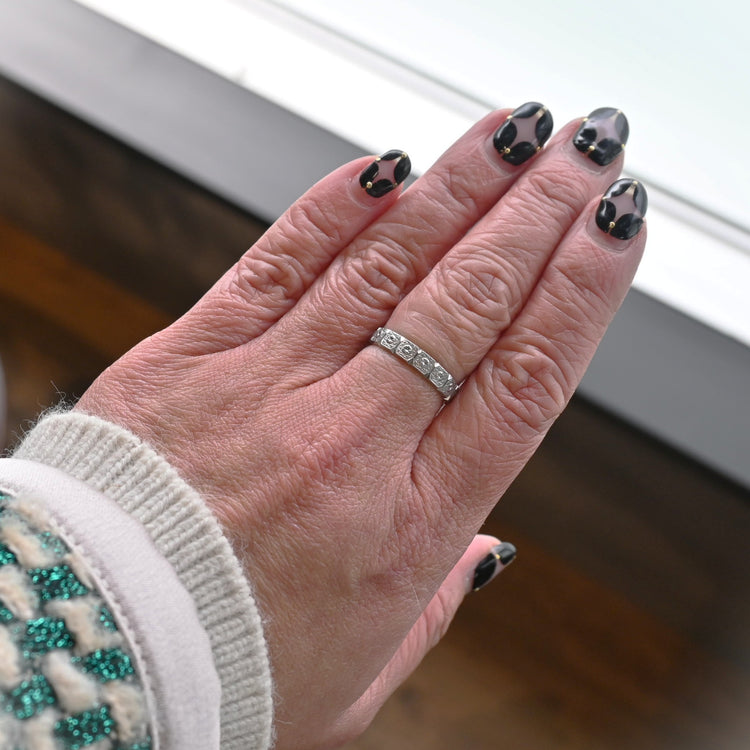 彫り細工の美しい プラチナリング