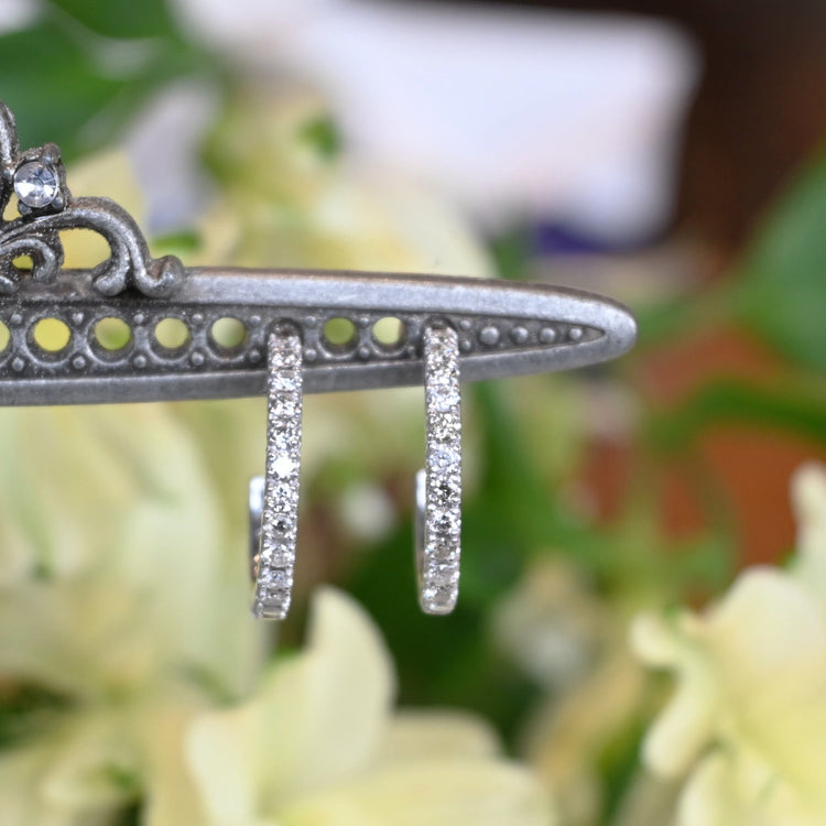 軽やかな ダイヤモンドフープピアス