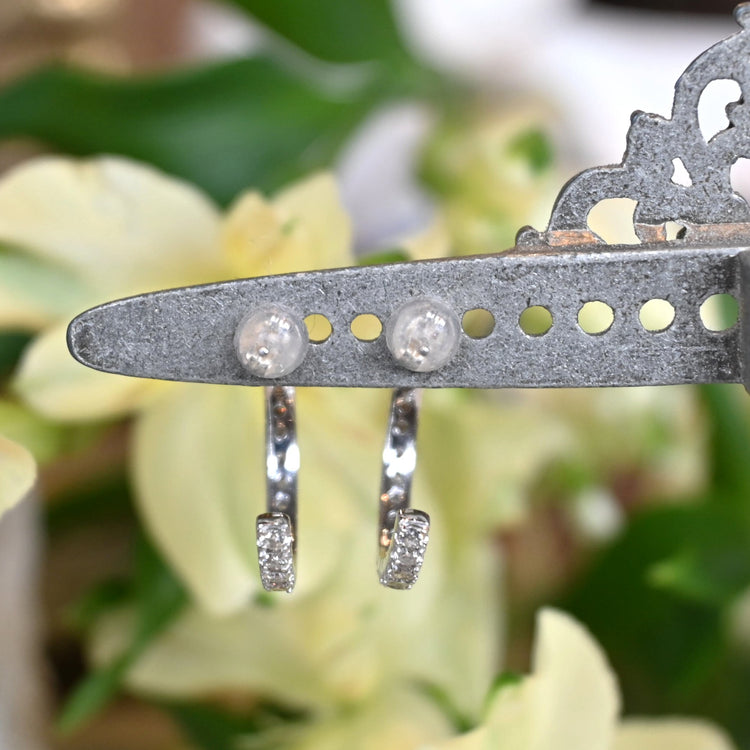 軽やかな ダイヤモンドフープピアス