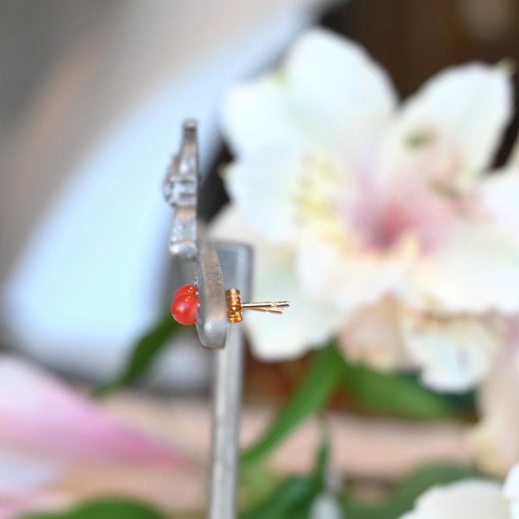 小さな珊瑚ピアス