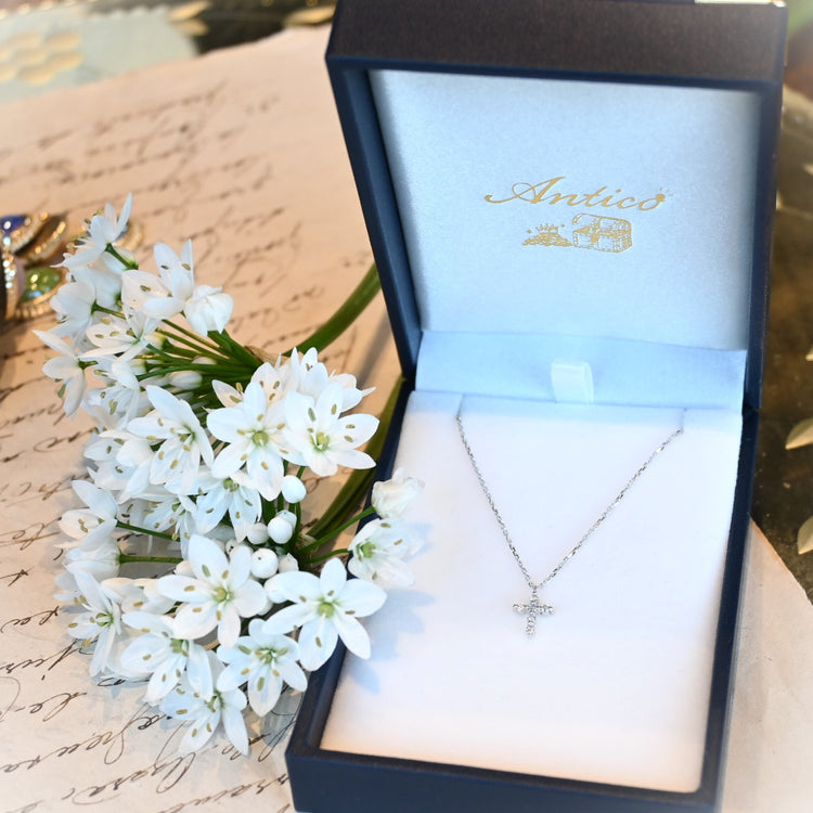 小さなクロスが可愛らしい ネックレス