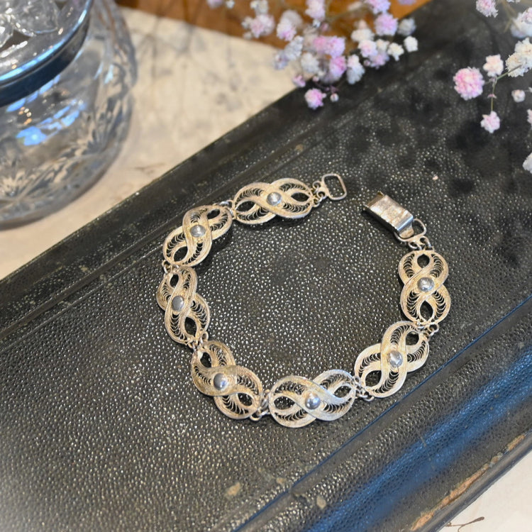 繊細な シルバーブレスレット