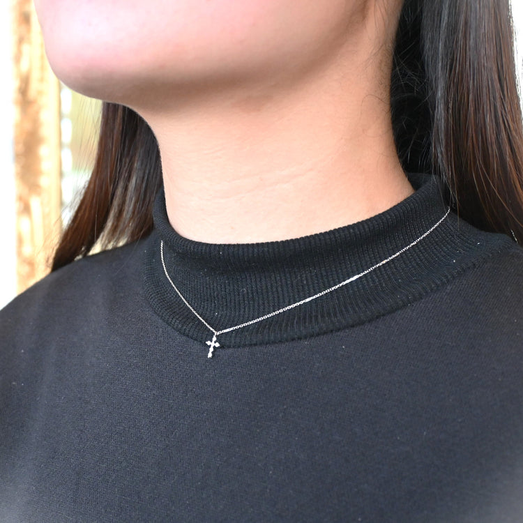 小さなクロスが可愛らしい ネックレス