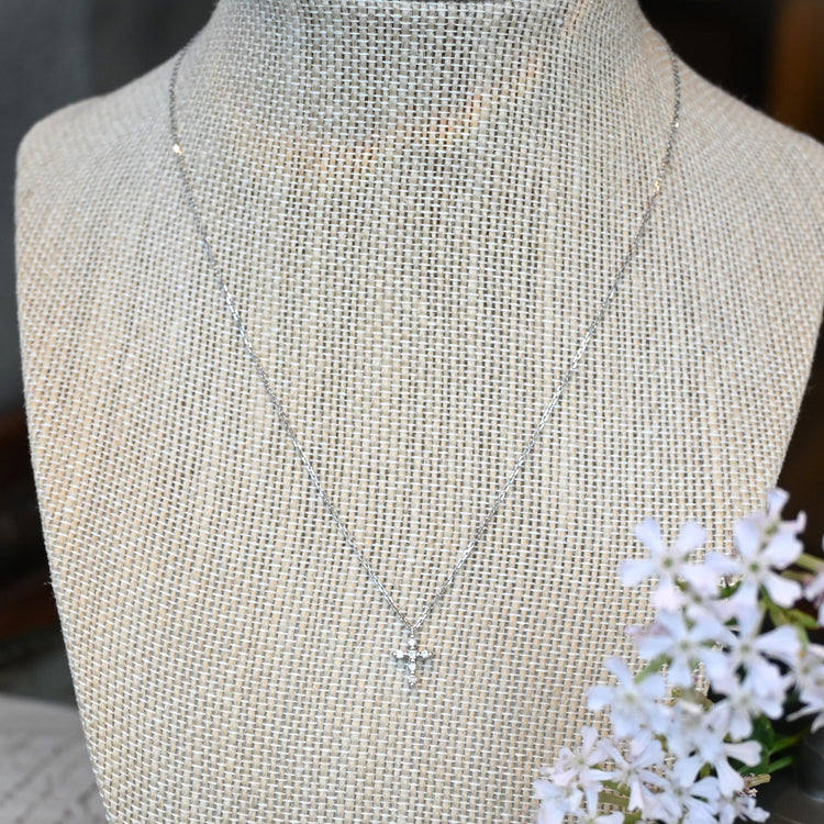 小さなクロスが可愛らしい ネックレス