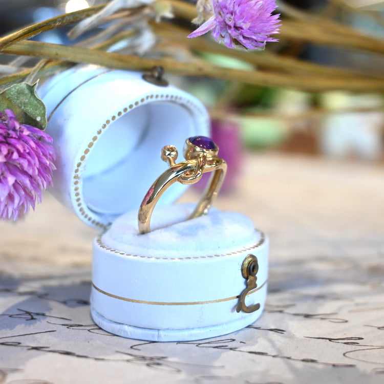 カボションのアメジストが可愛らしいリング