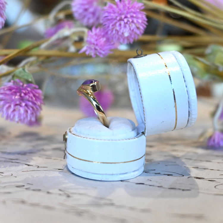 カボションのアメジストが可愛らしいリング