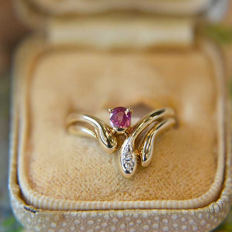 指が美しく見えるルビーデザインリング