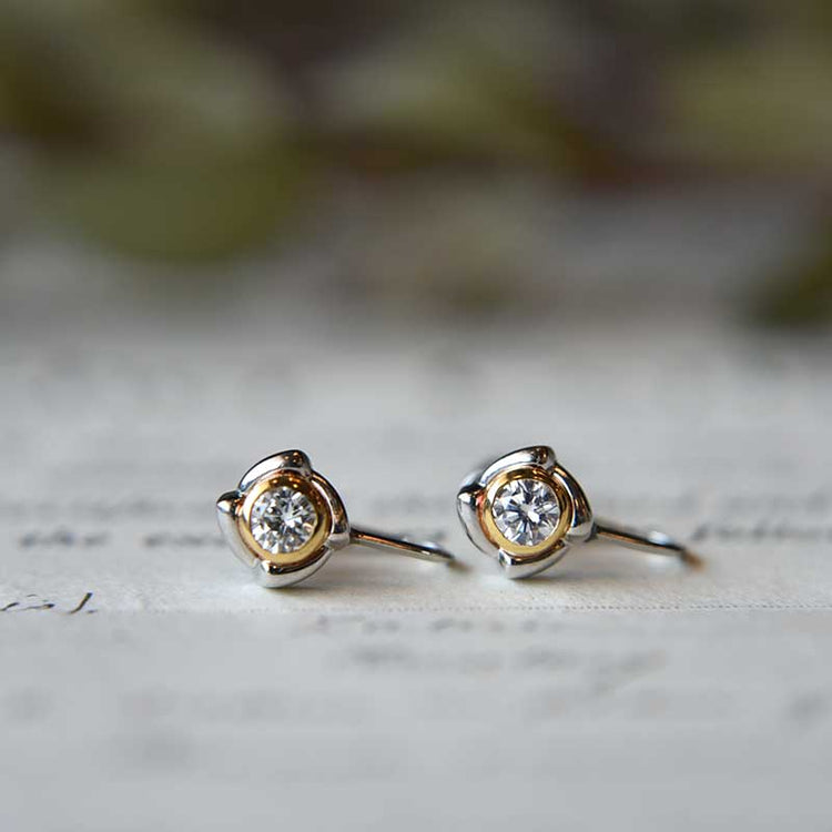 ダイヤモンドが美しいコンビイヤリング