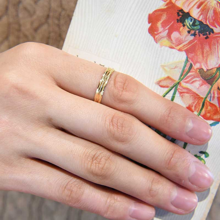 彫りの美しいデザインリング