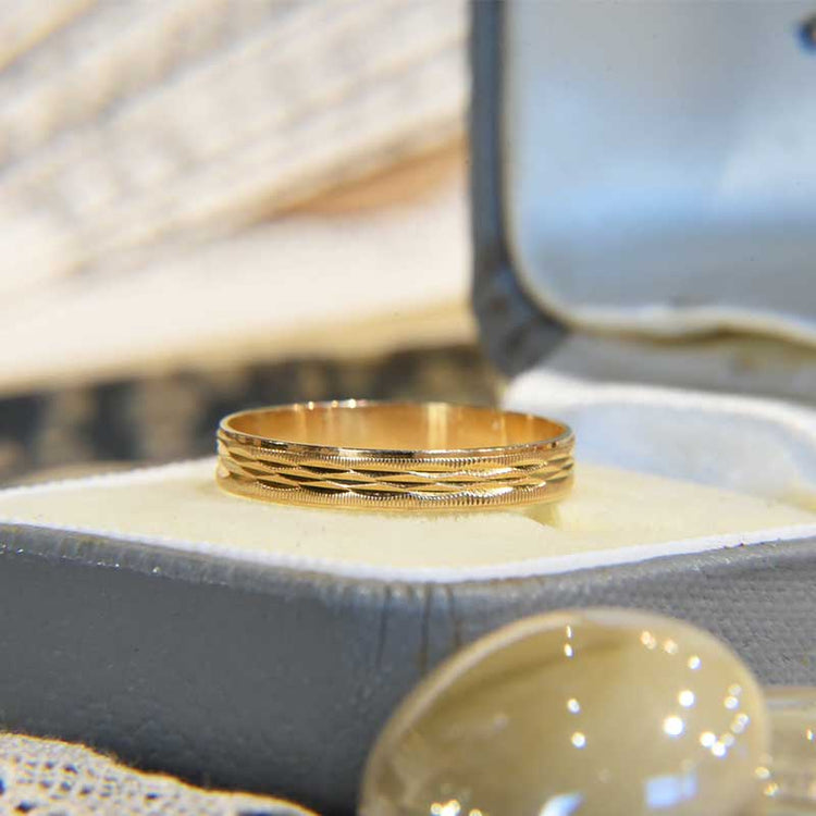 彫りの美しいデザインリング