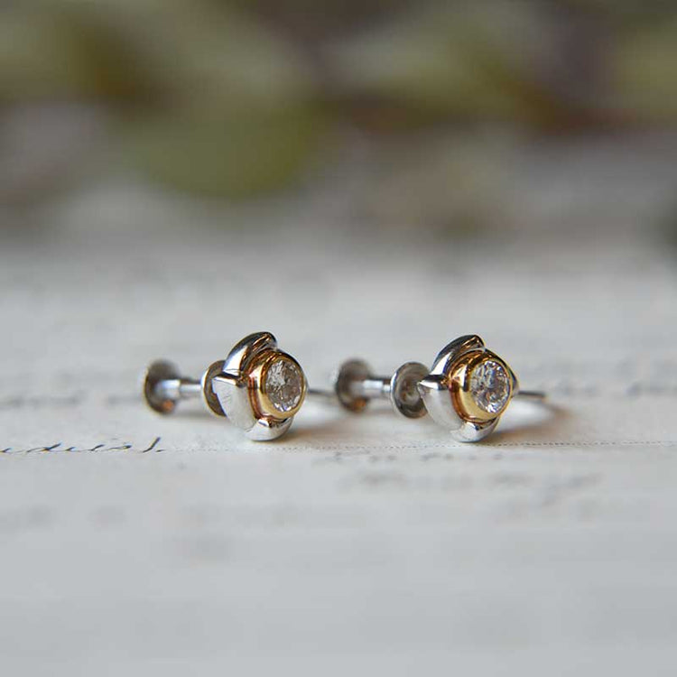 ダイヤモンドが美しいコンビイヤリング