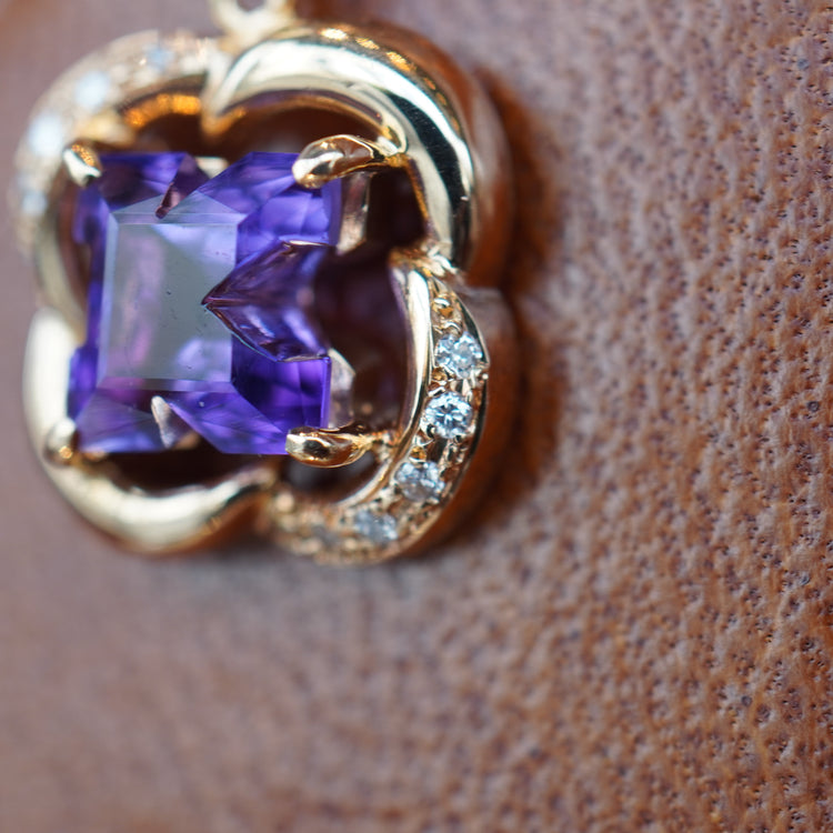 デザインカットされたアメジストが美しいトップ